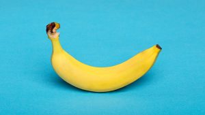 Come sbucciare una banana in 5 semplici passaggi