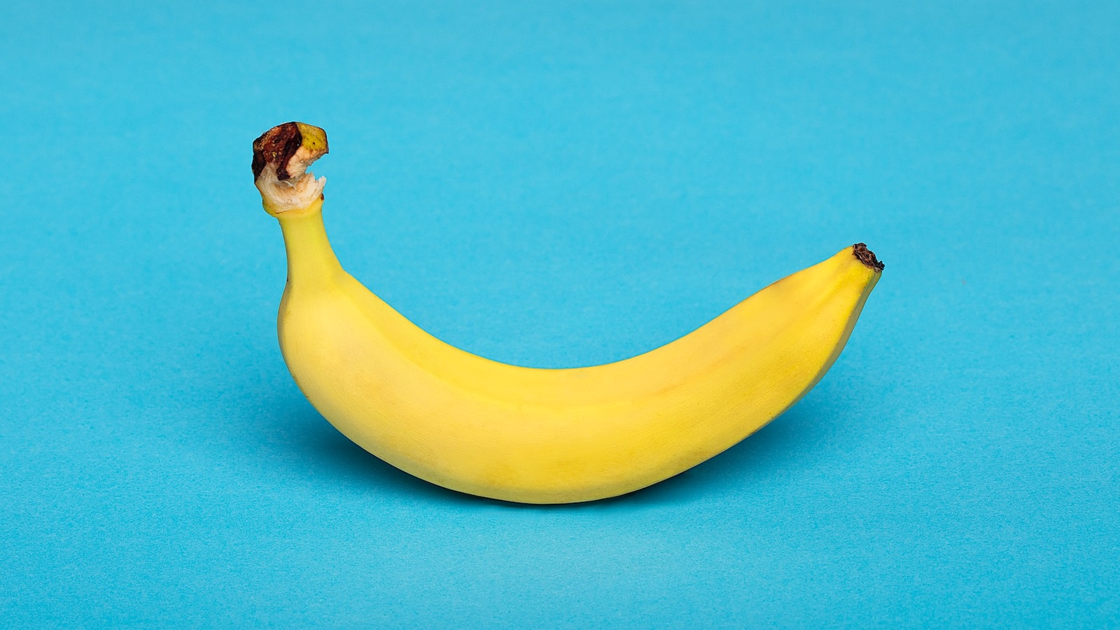 Come sbucciare una banana in 5 semplici passaggi
