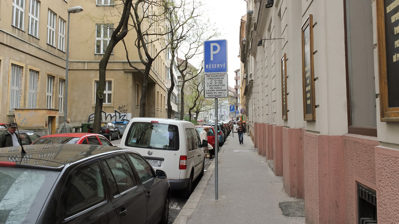 Parkovanie v Bratislave 2023: Zadarmo, platené parkoviská, Staré Mesto | © Waves4y | Dreamstime.com