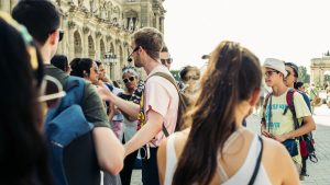 How to Choose the Perfect Tour Guide for Your Next Trip: 10 Essential Tips