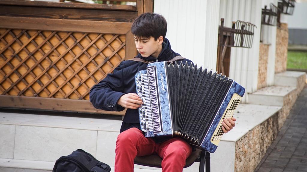 How to Choose the Right Accordion: 10 Tips for Finding Your Perfect Squeezebox
