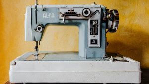 How to Choose a Sewing Machine: Tips and Tricks